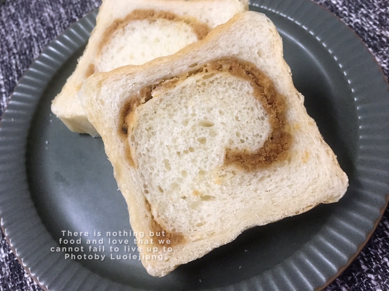 色拉肉松小吐司