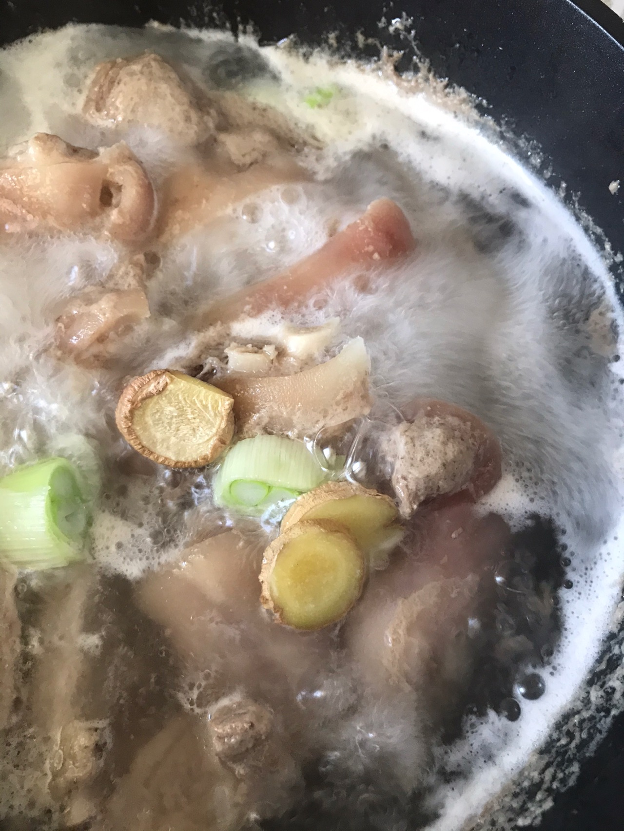 砂锅啤酒卤猪蹄 软烂鲜香