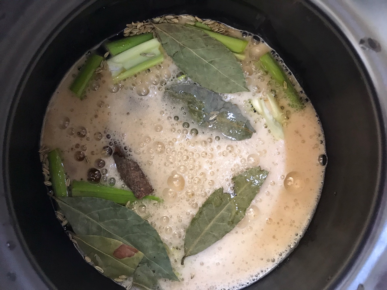 砂锅啤酒卤猪蹄 软烂鲜香