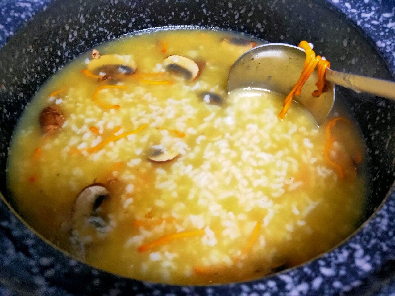 砂锅香菇虫草花猪杂粥