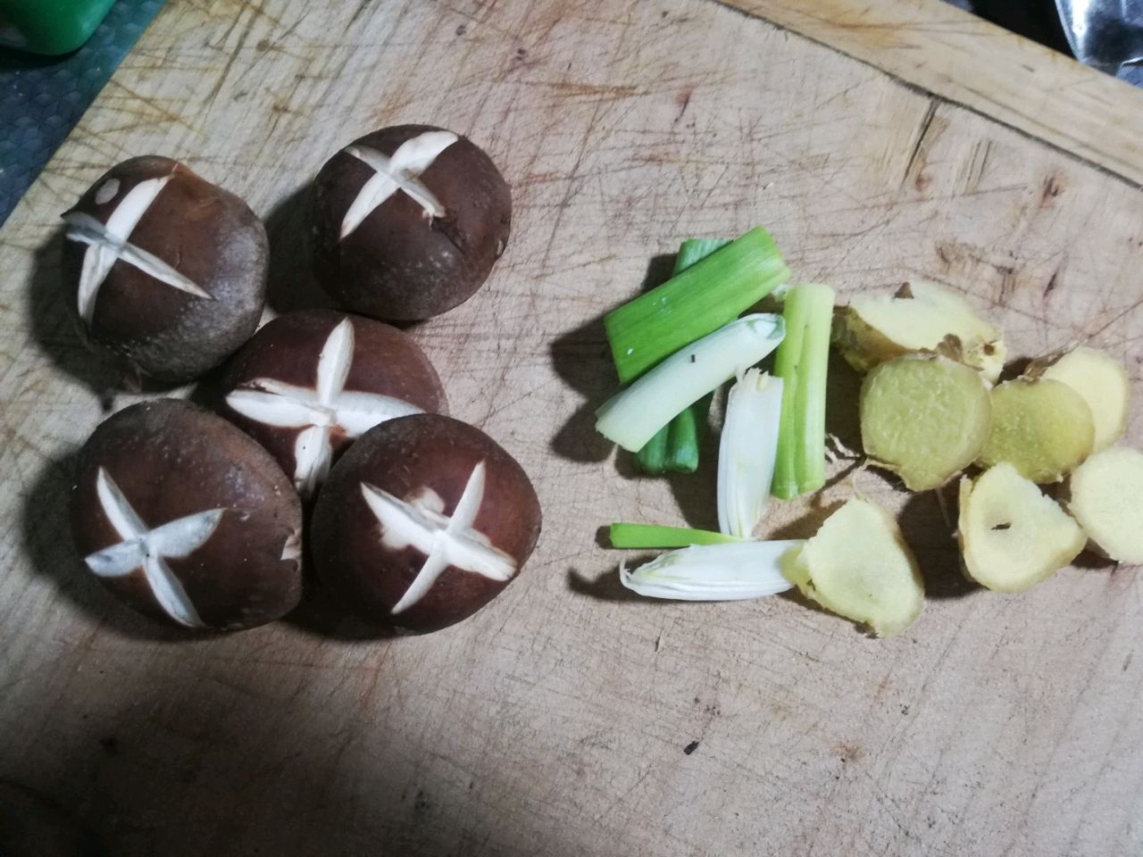 砂锅香菇炖土鸡