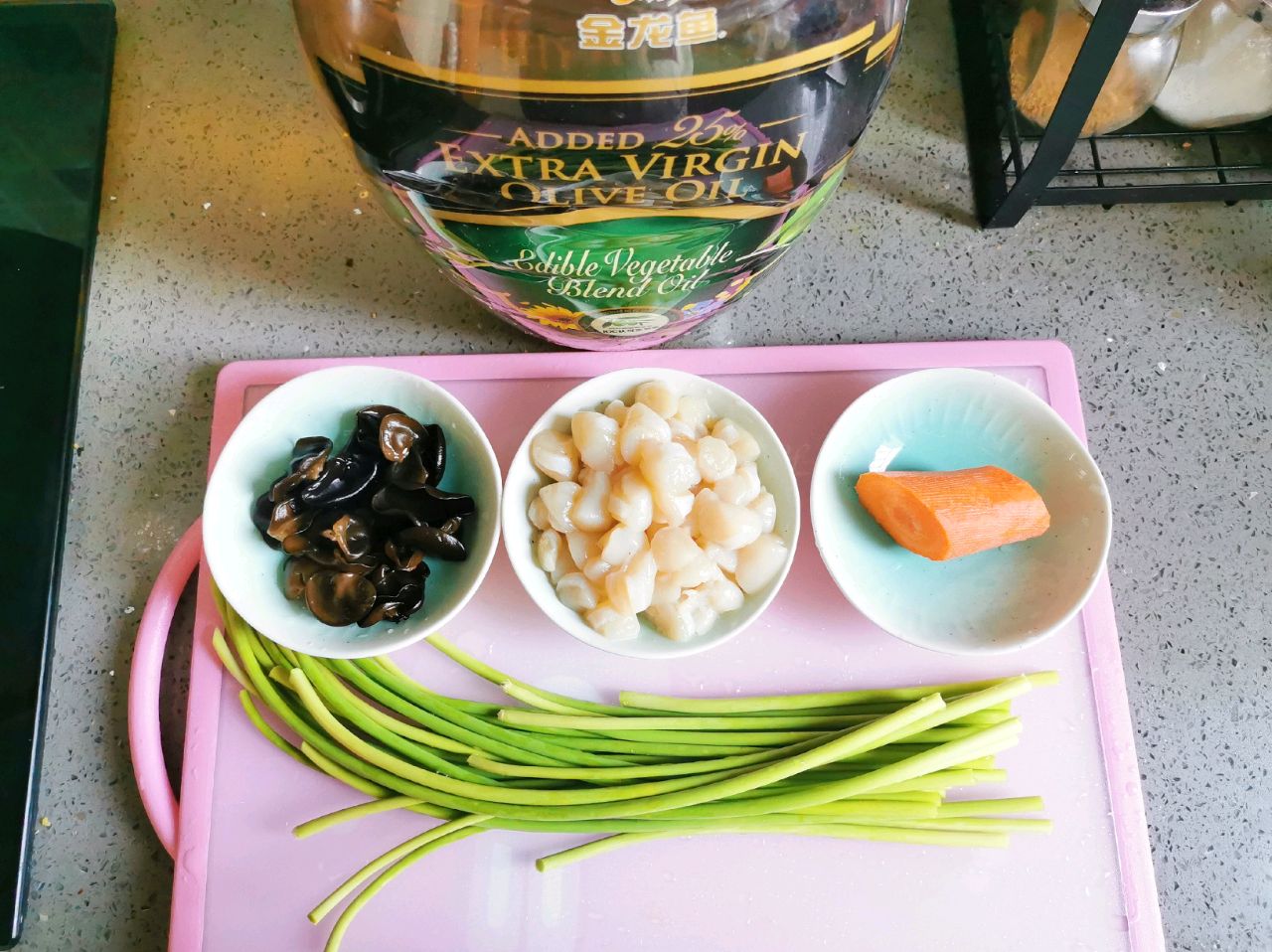 扇贝丁炒蒜苔，鲜嫩可口下饭菜
