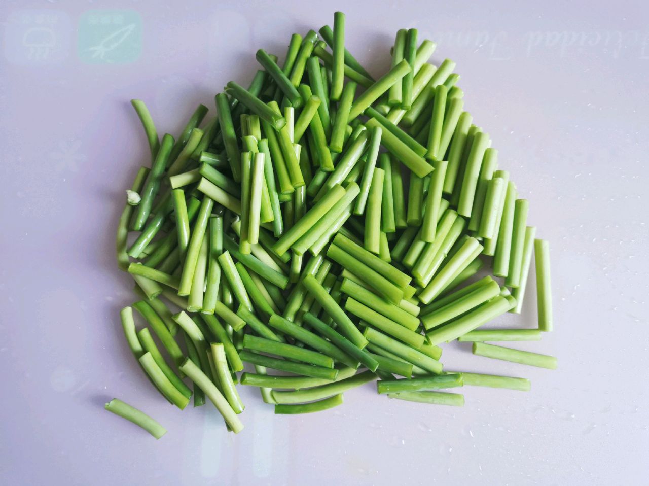 扇贝丁炒蒜苔，鲜嫩可口下饭菜