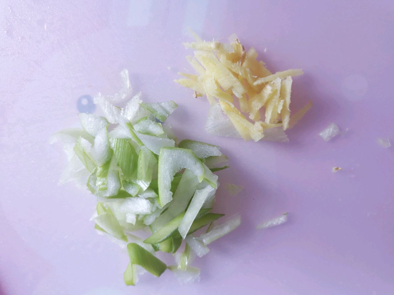 扇贝丁炒蒜苔，鲜嫩可口下饭菜