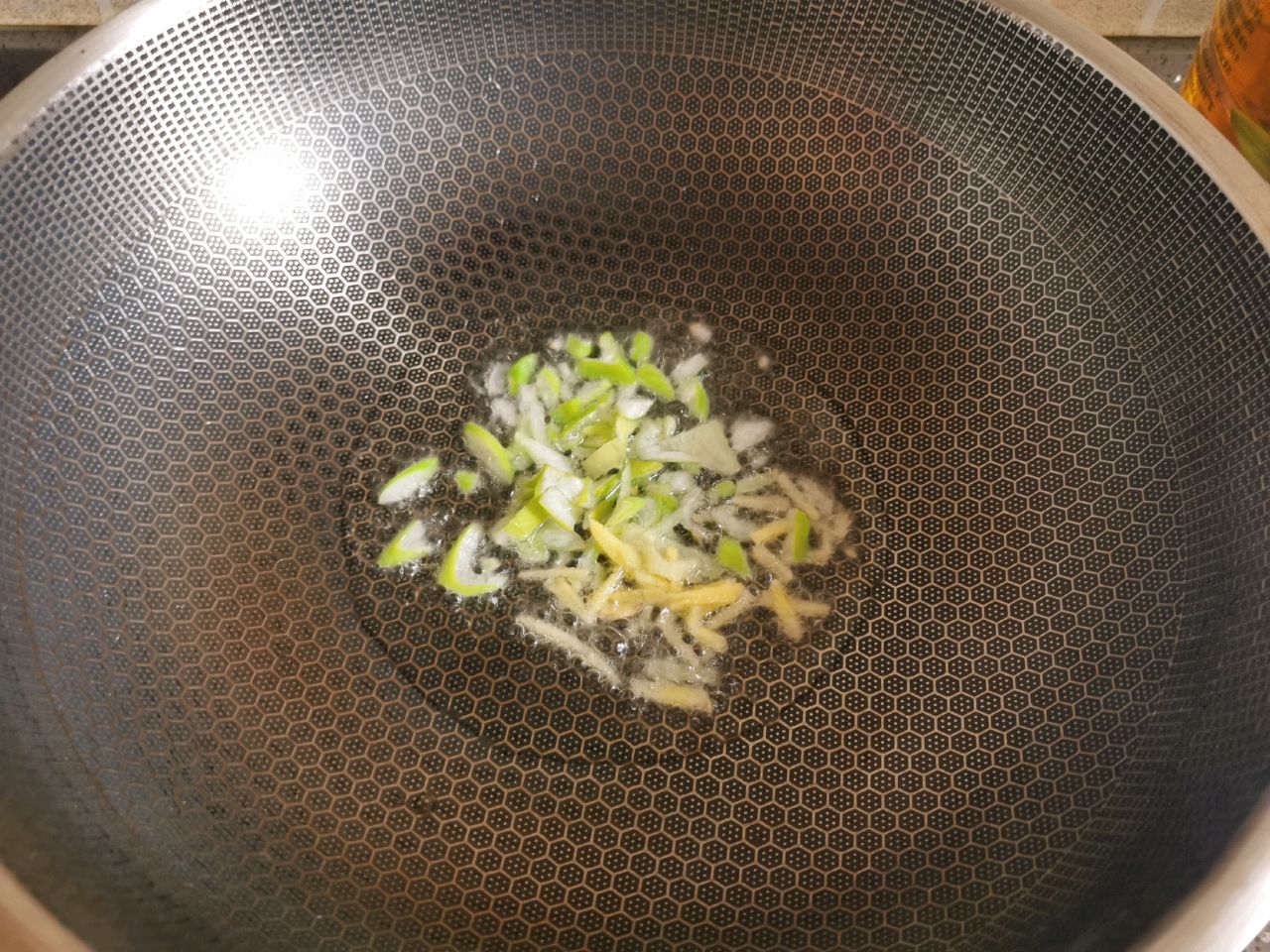 扇贝丁炒蒜苔，鲜嫩可口下饭菜