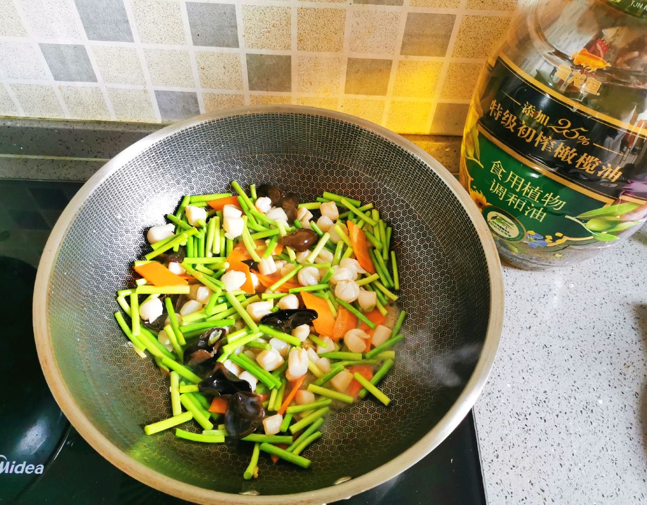 扇贝丁炒蒜苔，鲜嫩可口下饭菜