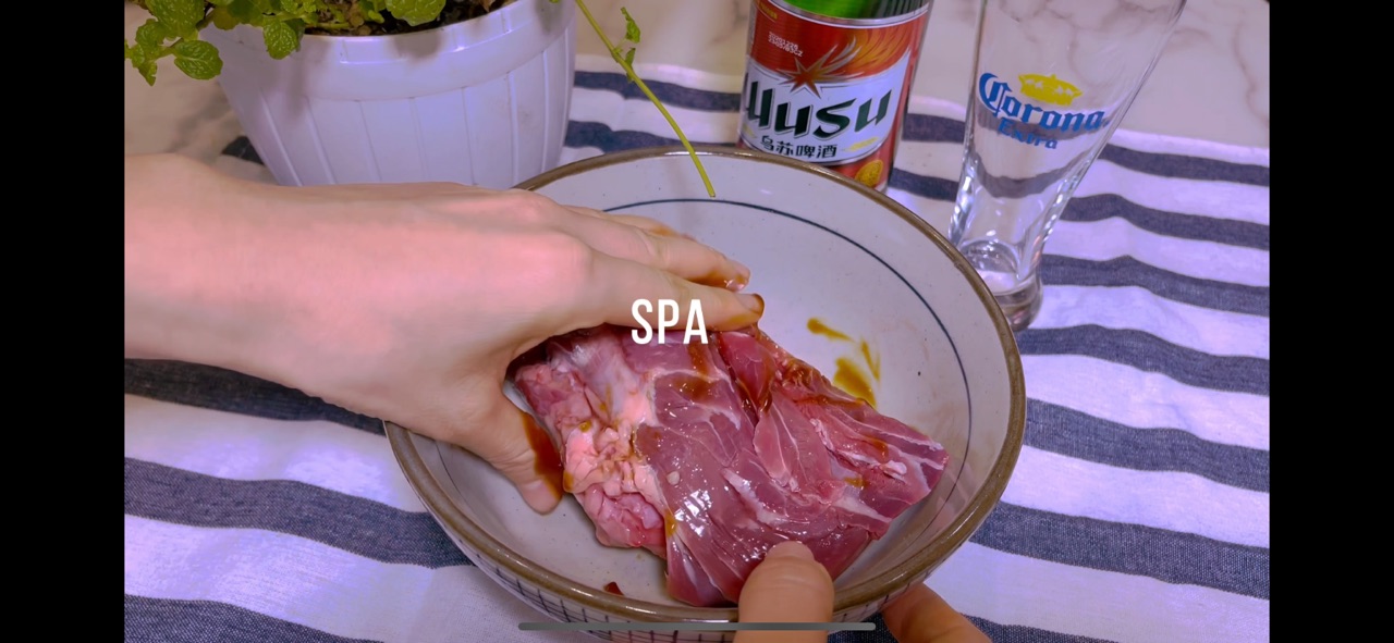 深夜嗨啤酒吃牛肉