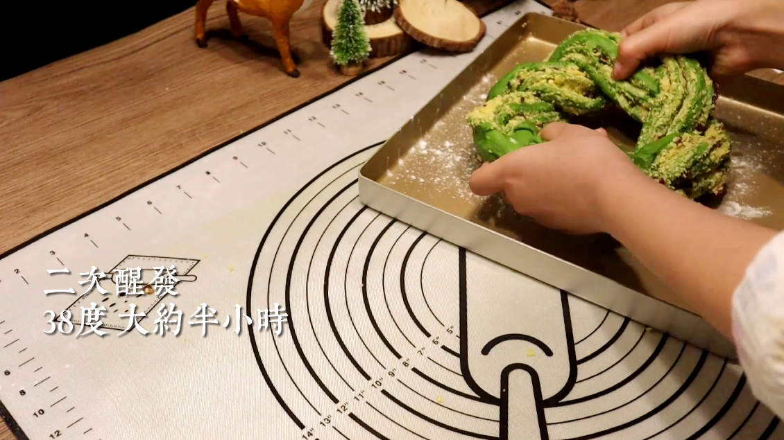 圣诞抹茶花环面包,祝你圣诞快乐