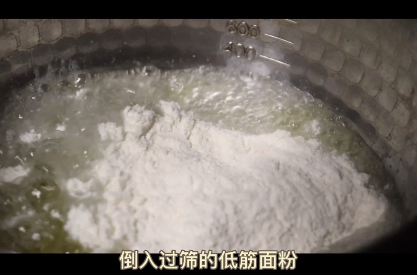 圣诞泡芙塔：它会闪闪发光哦～