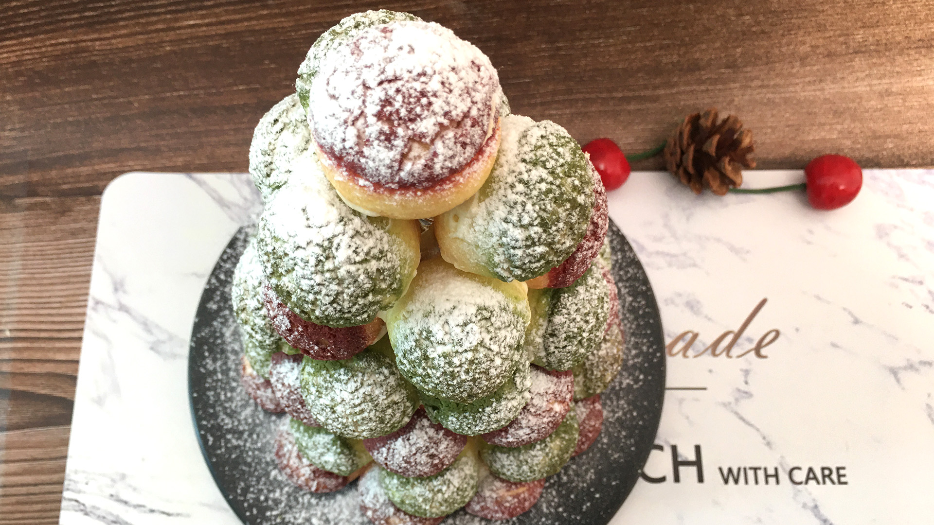 圣诞双色泡芙塔,高颜值外表,超甜蜜的奶油,酥脆的泡芙。