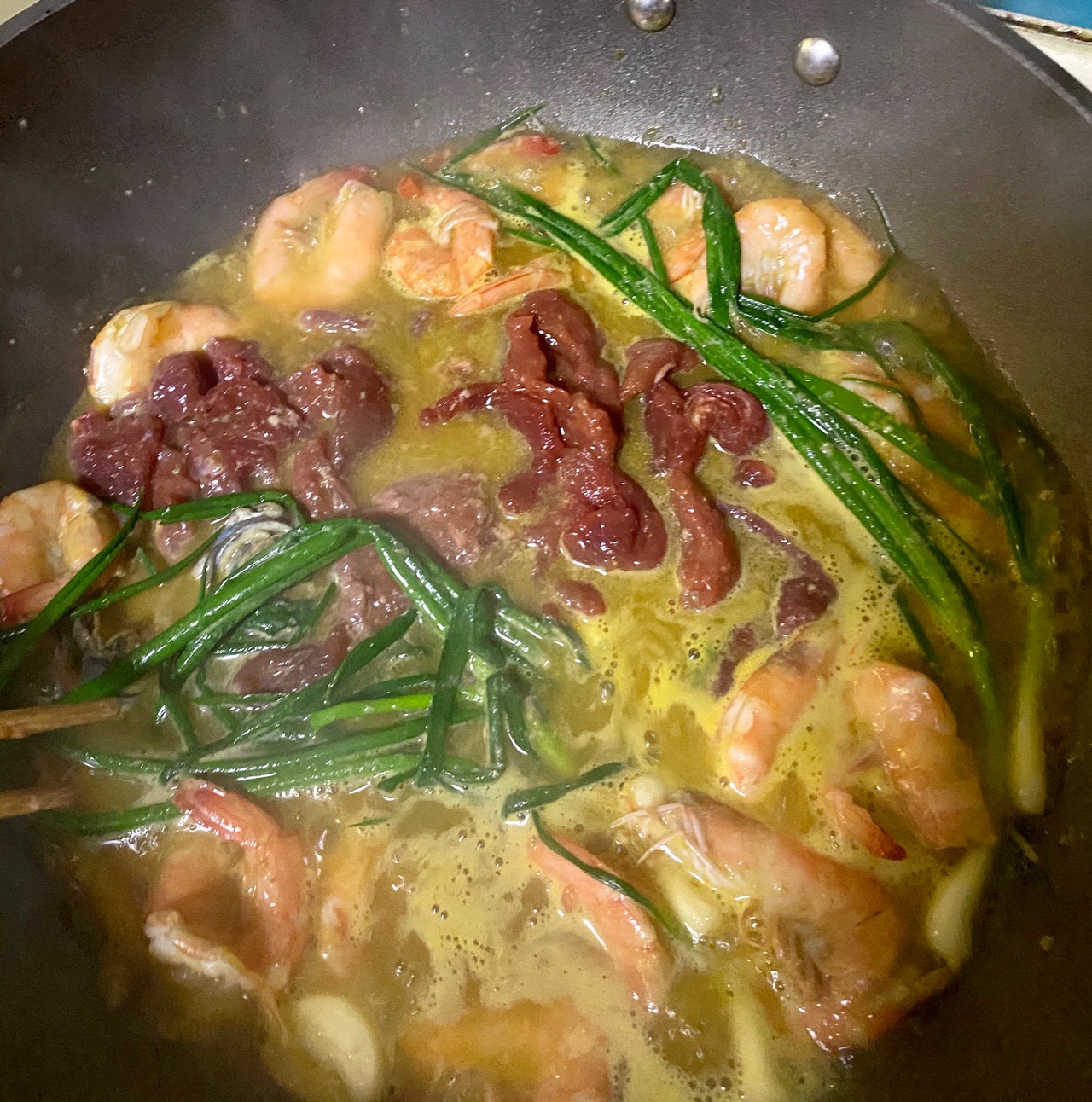 什锦酸辣海鲜牛肉锅