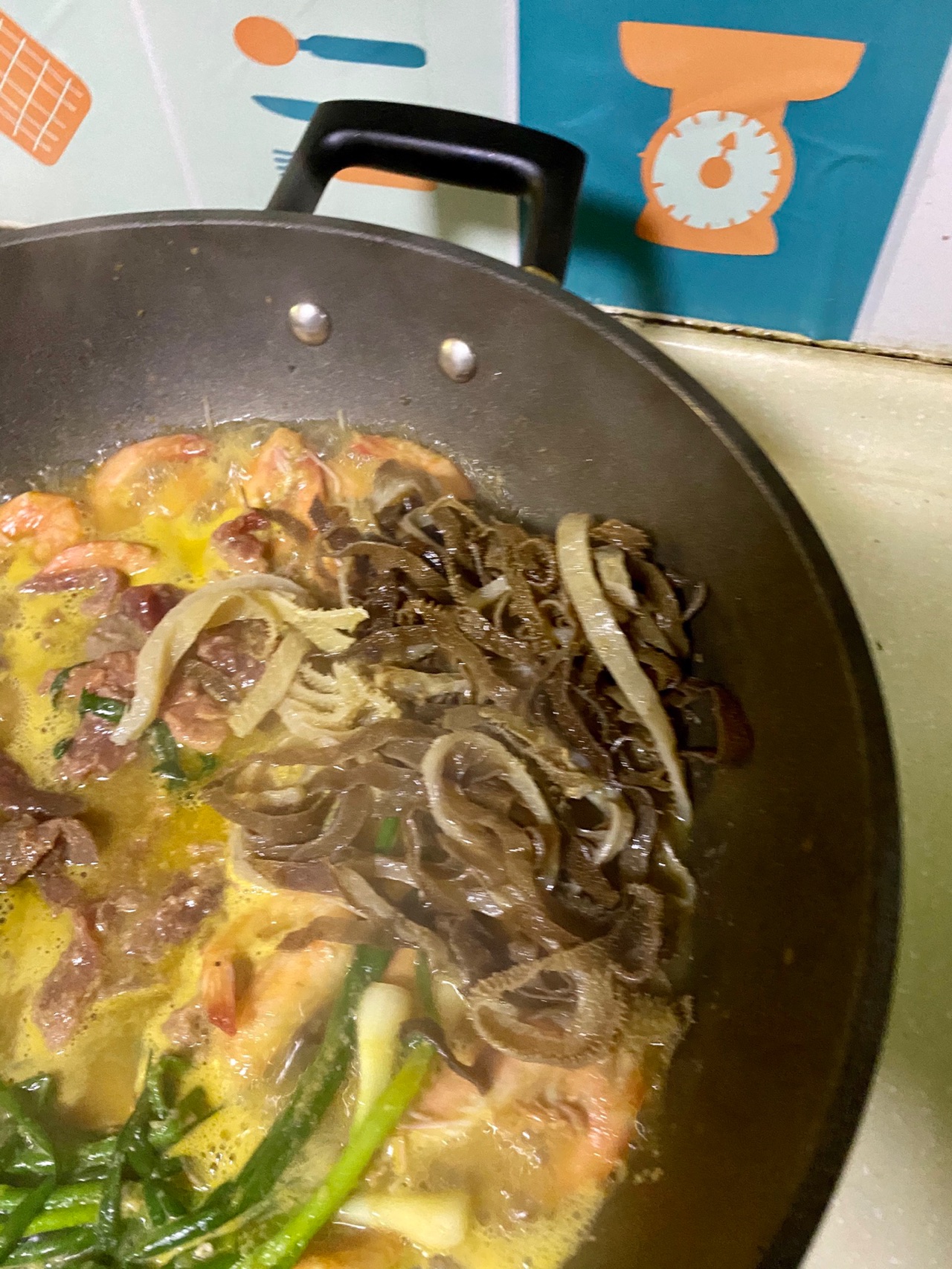 什锦酸辣海鲜牛肉锅
