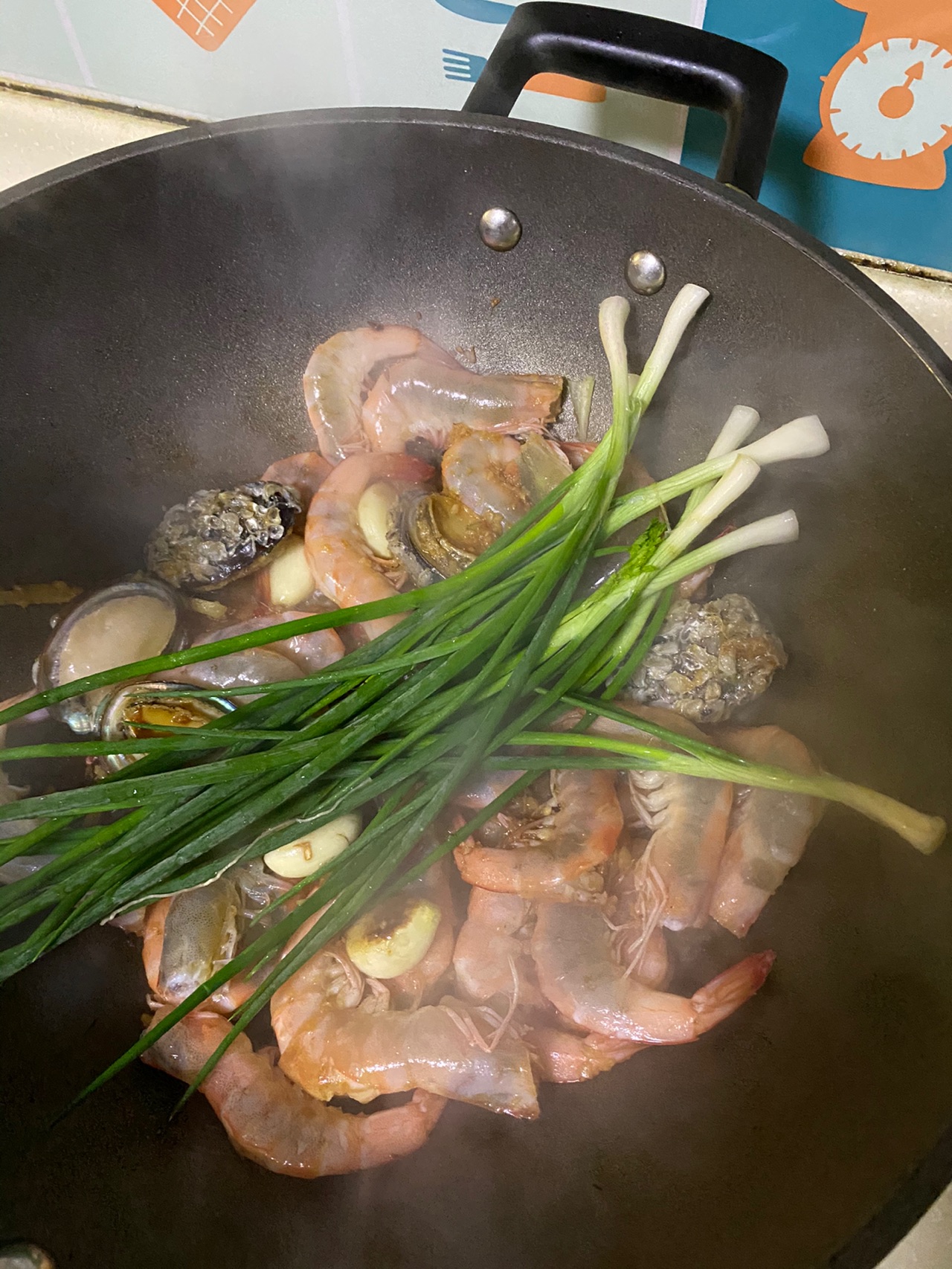 什锦酸辣海鲜牛肉锅