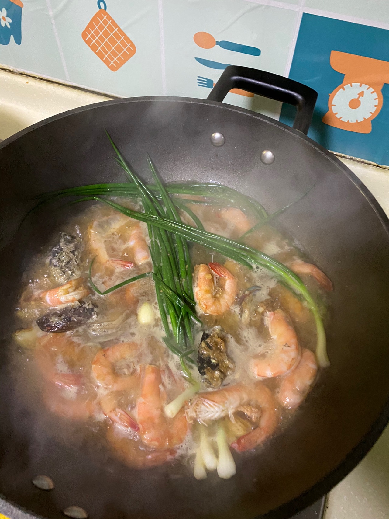什锦酸辣海鲜牛肉锅