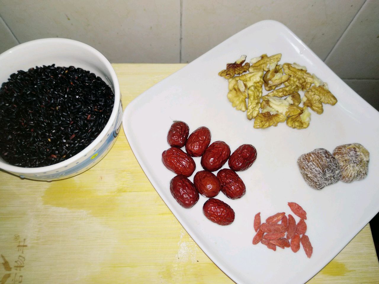 食疗养生:黑米核桃红枣枸杞粥