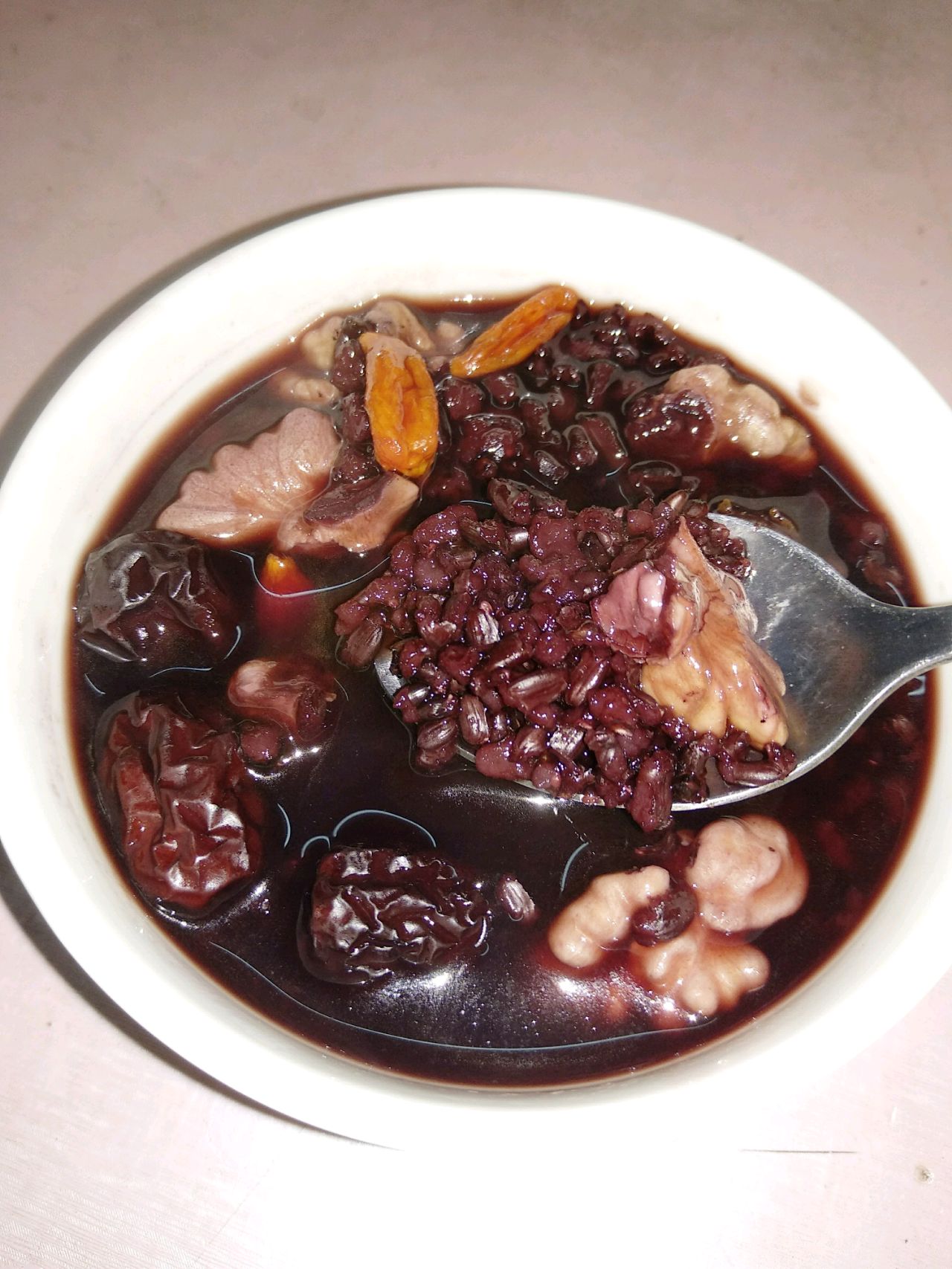 食疗养生:黑米核桃红枣枸杞粥