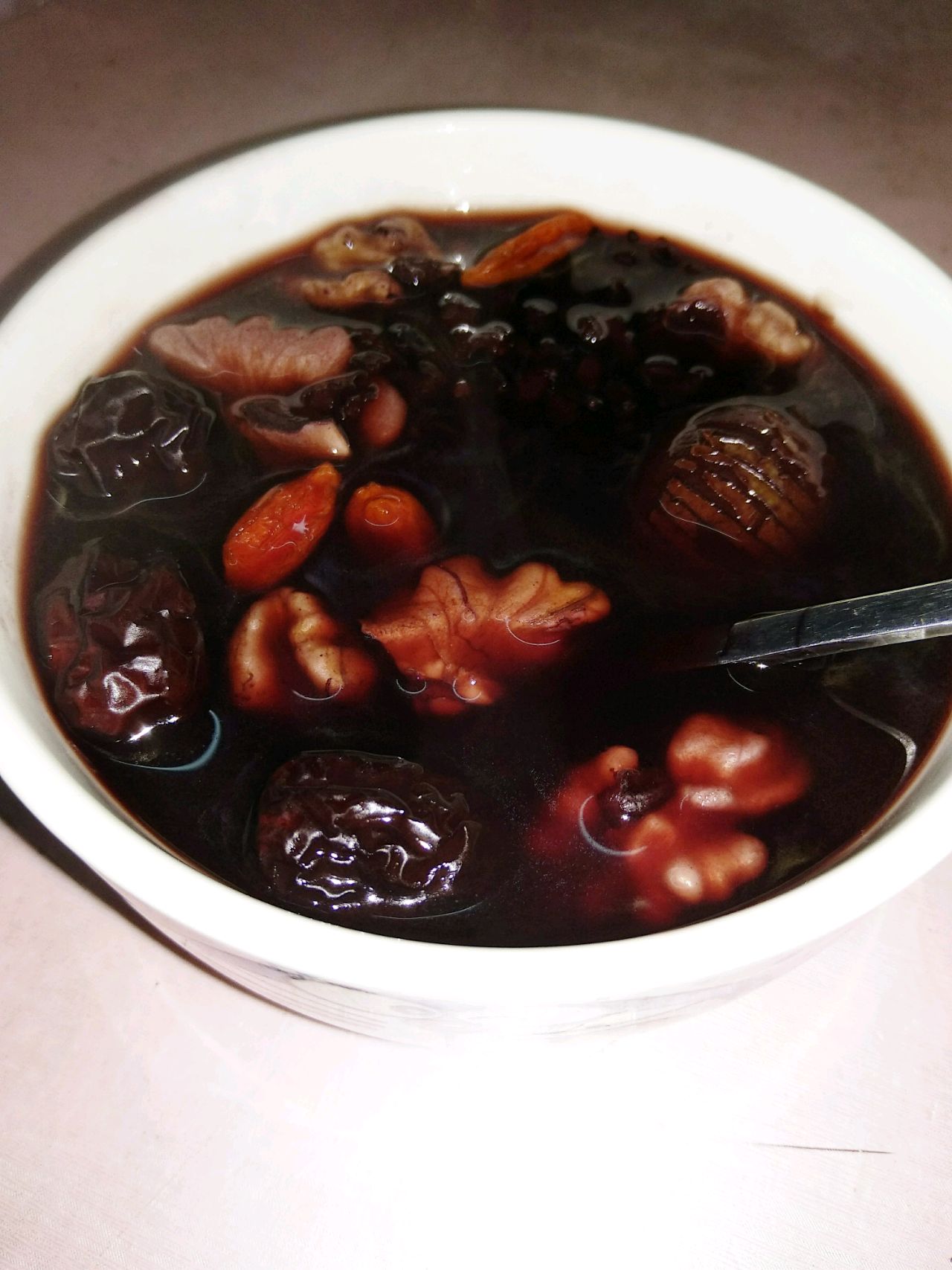 食疗养生:黑米核桃红枣枸杞粥