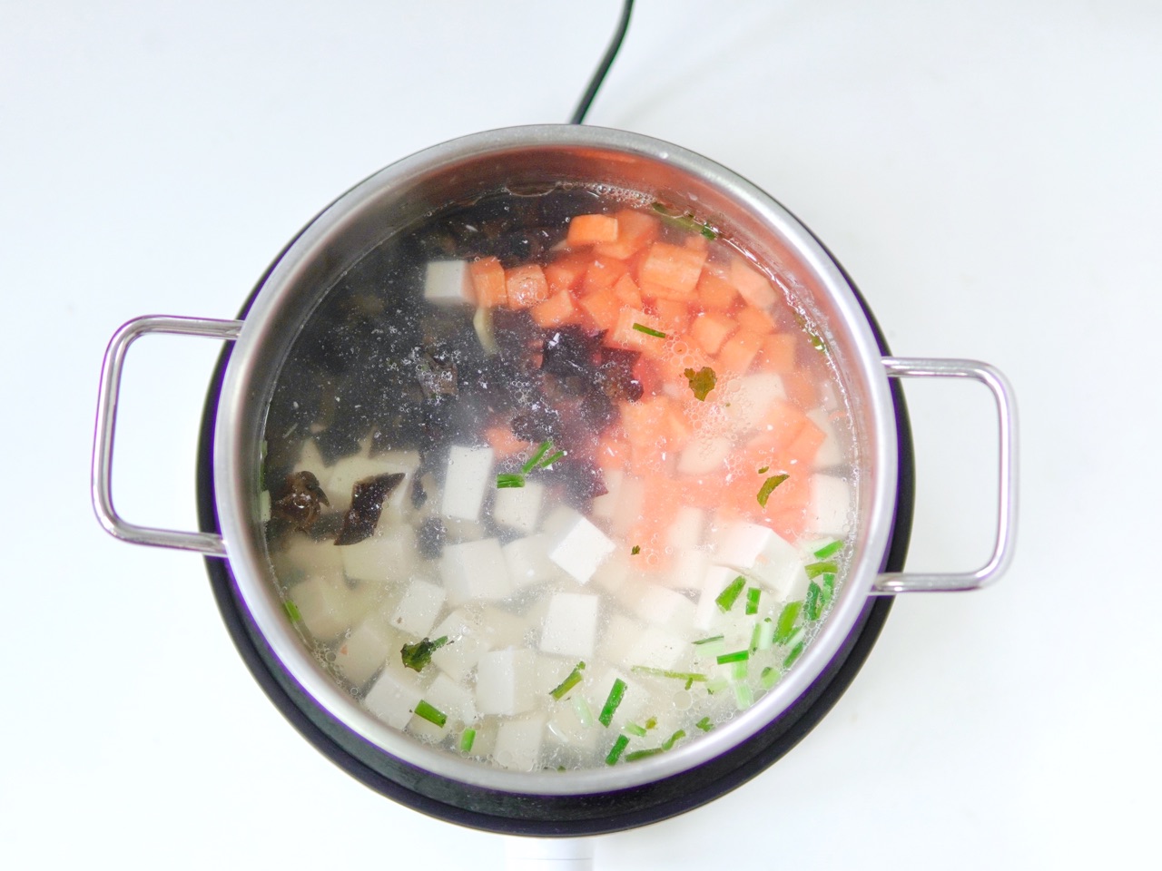 时蔬豆腐汤