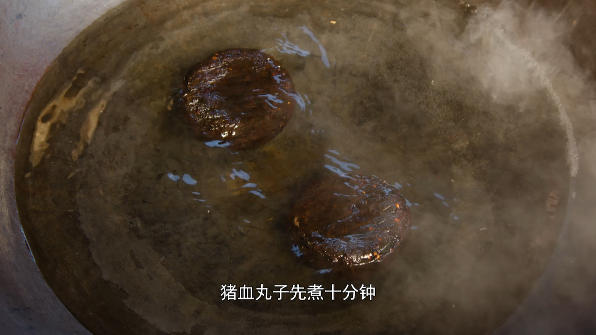 手把手教你做湖南特色猪血丸子，用柴火熏制7天，外焦里嫩超好吃