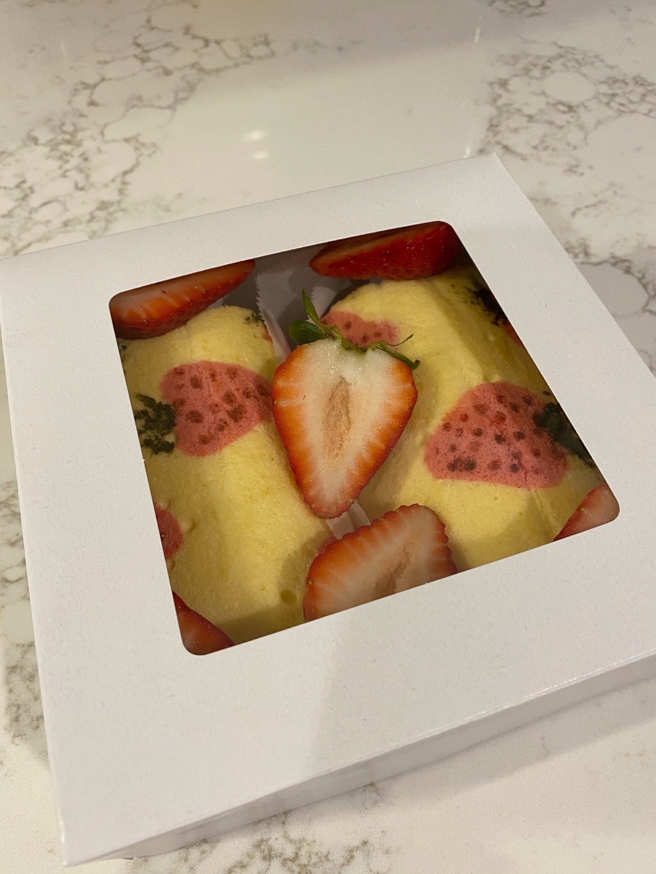 手绘草莓戚风卷