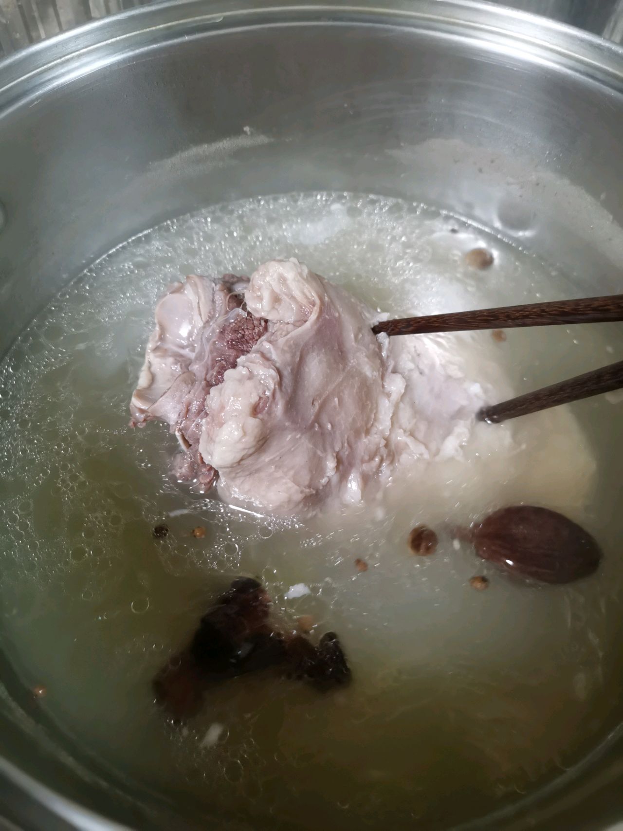 手抓羊脖子