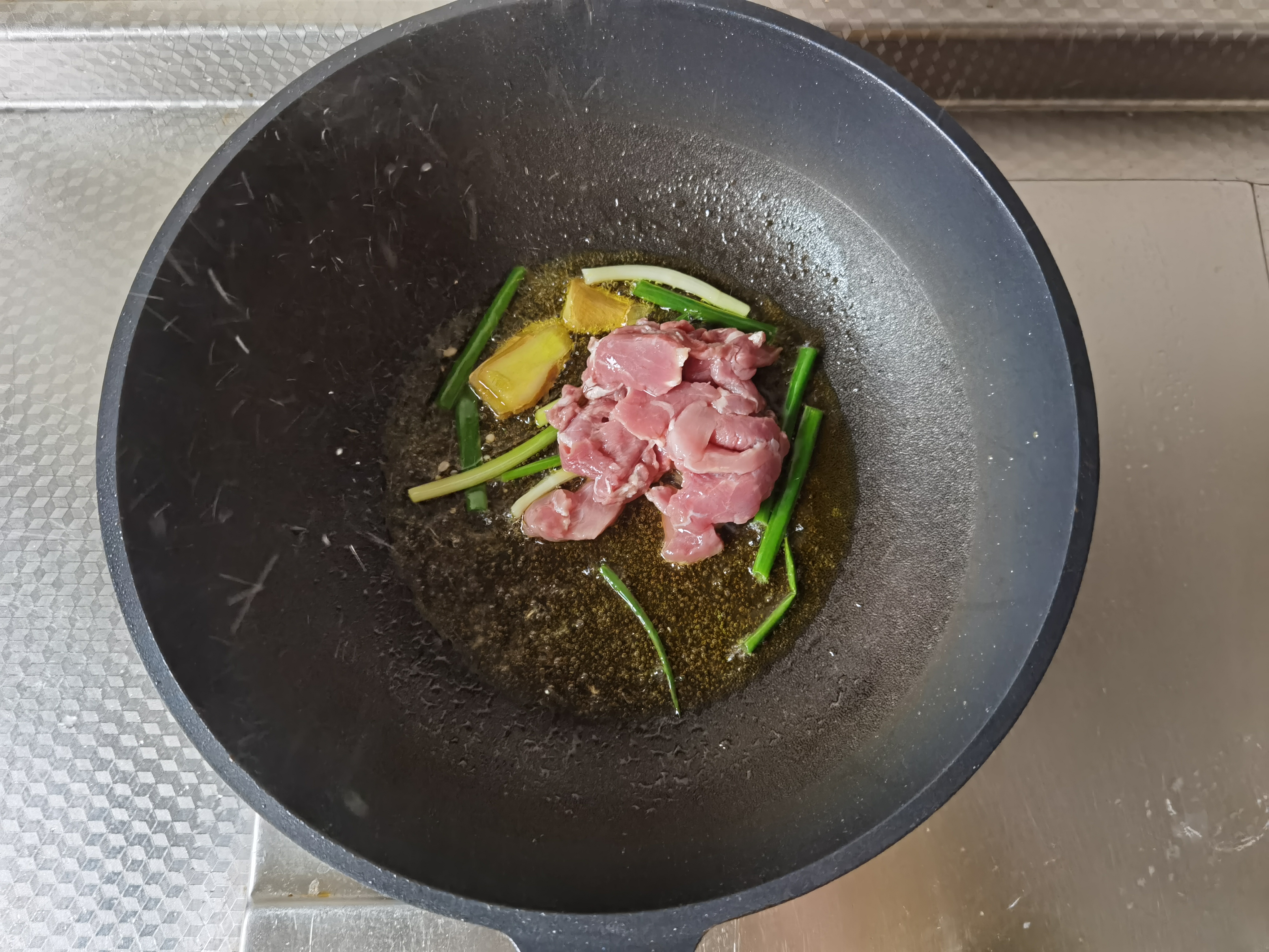 双菇炒肉丝，鲜香味美