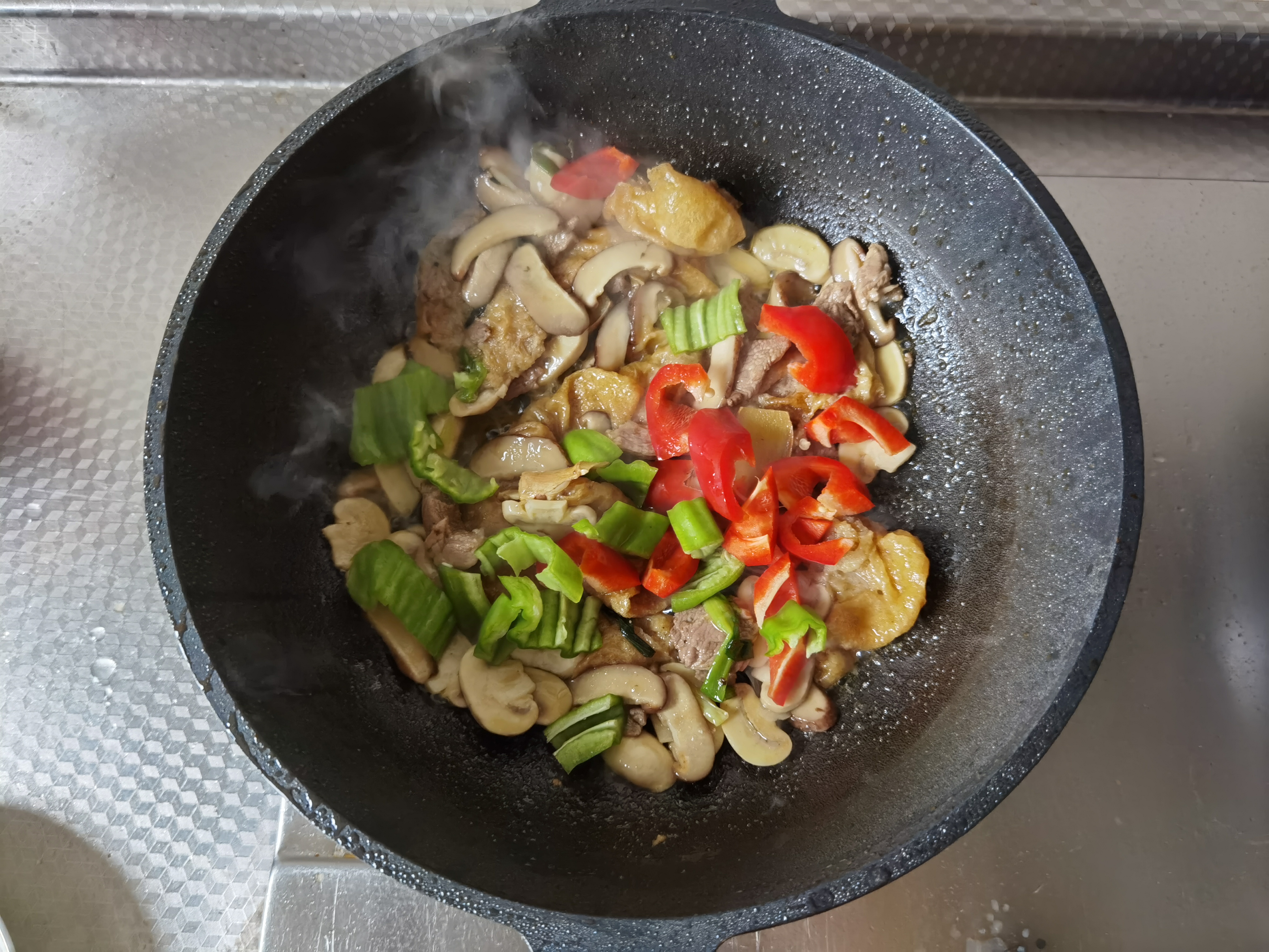 双菇炒肉丝，鲜香味美