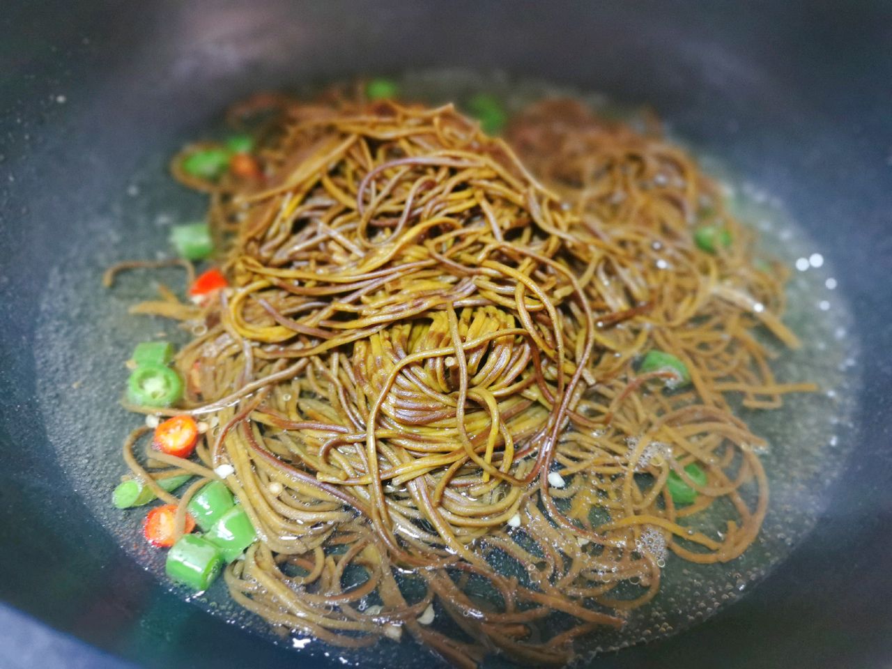 双椒荷包蛋焖面