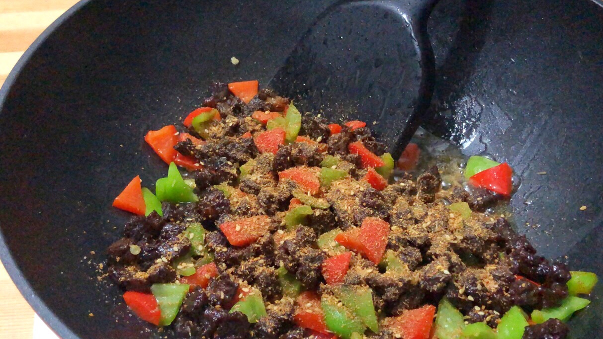 双椒孜然干煸牛肉粒
