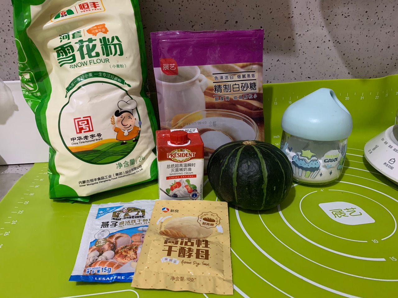 双色奶油小花卷(附和面全过程，适合初次接触和面的宝宝们)
