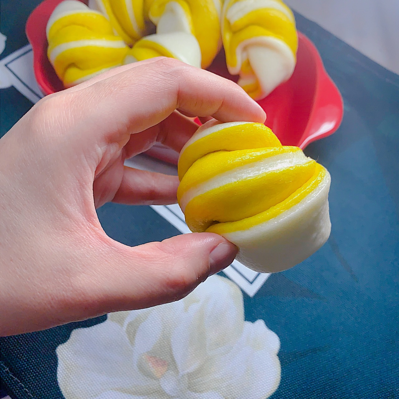 双色奶油小花卷(附和面全过程，适合初次接触和面的宝宝们)