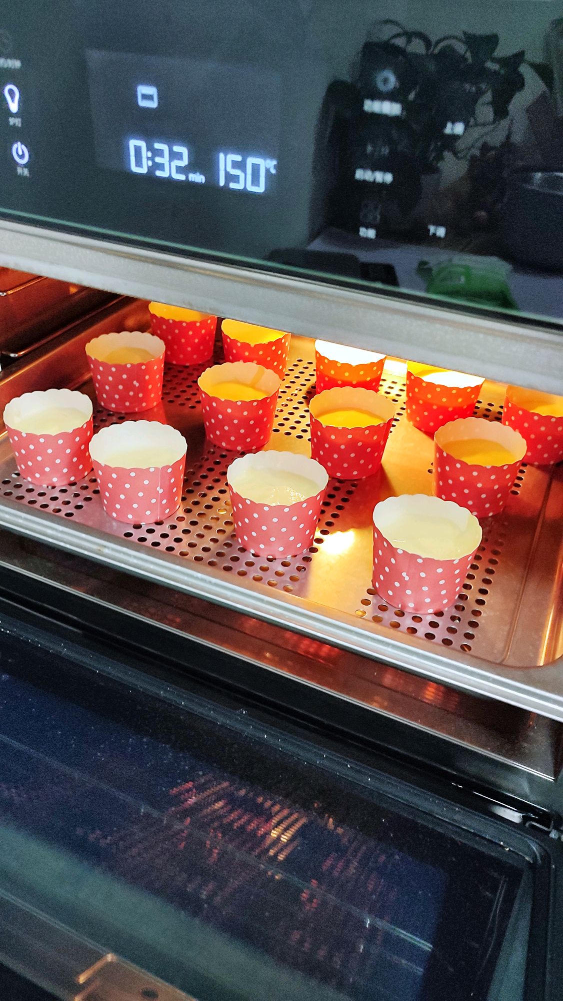 水果奶油纸杯蛋糕