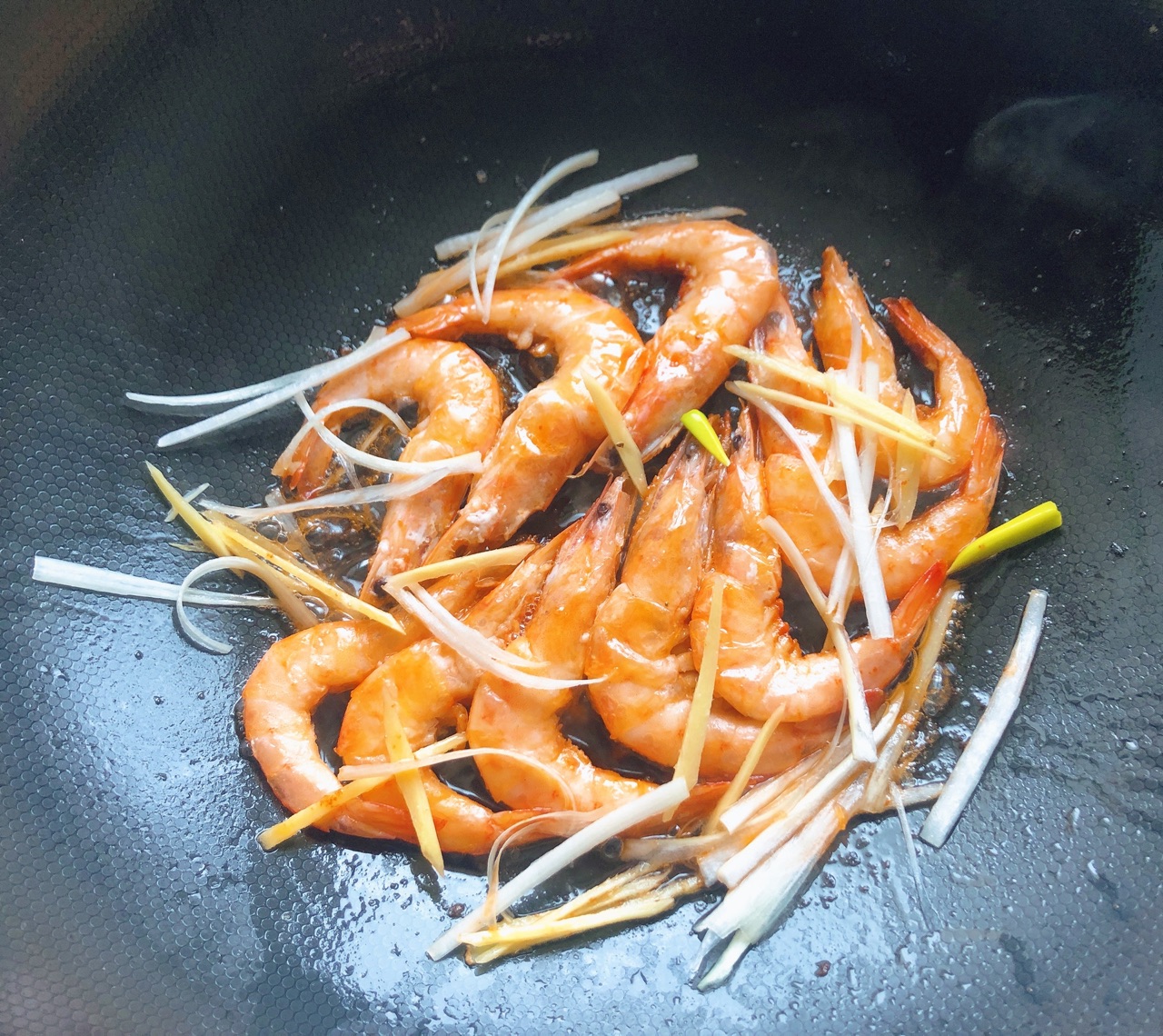 吮指油焖虾