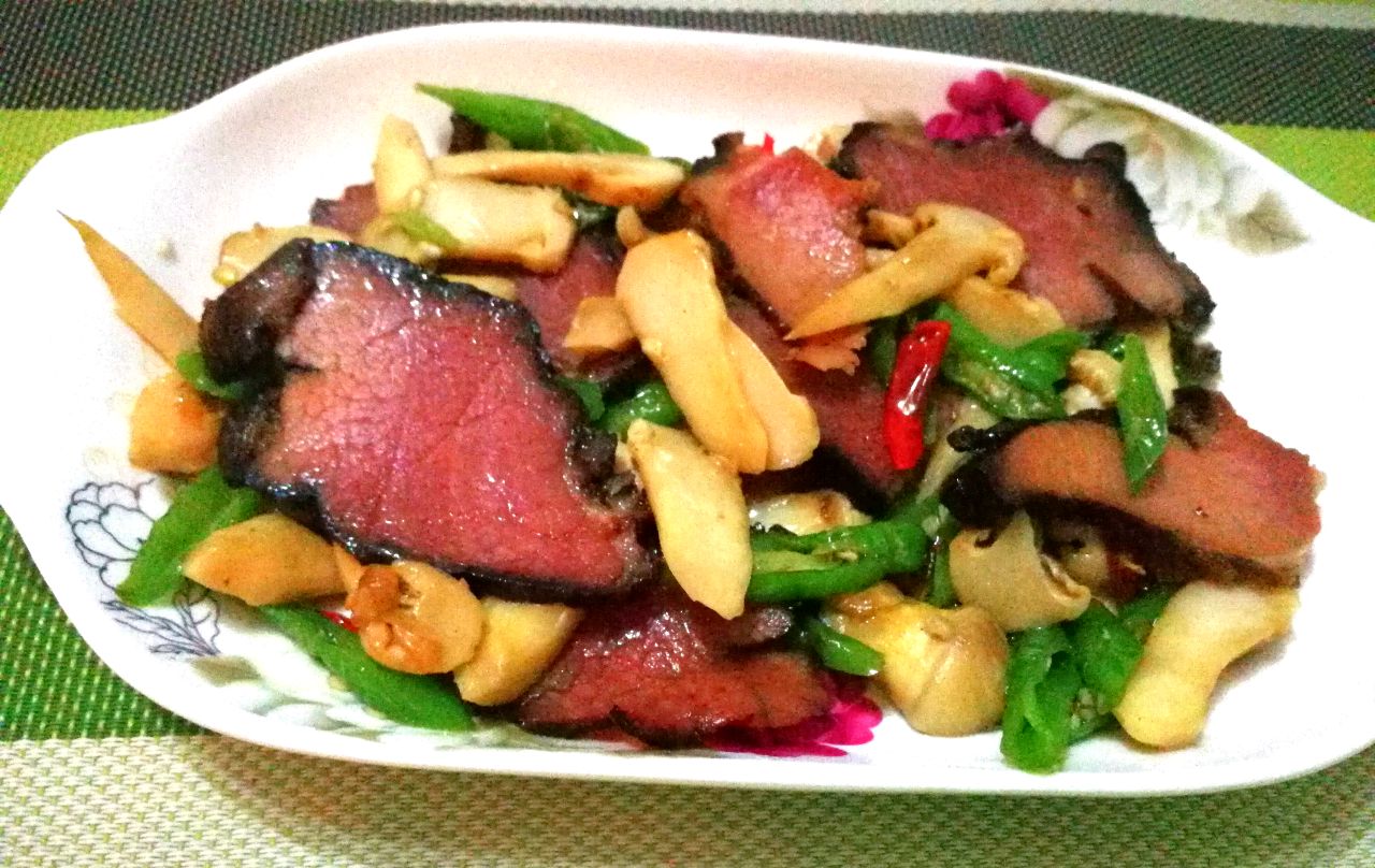 松茸炒熏腊肉