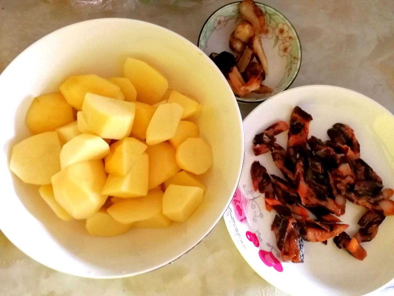 松茸腊肉炖土豆