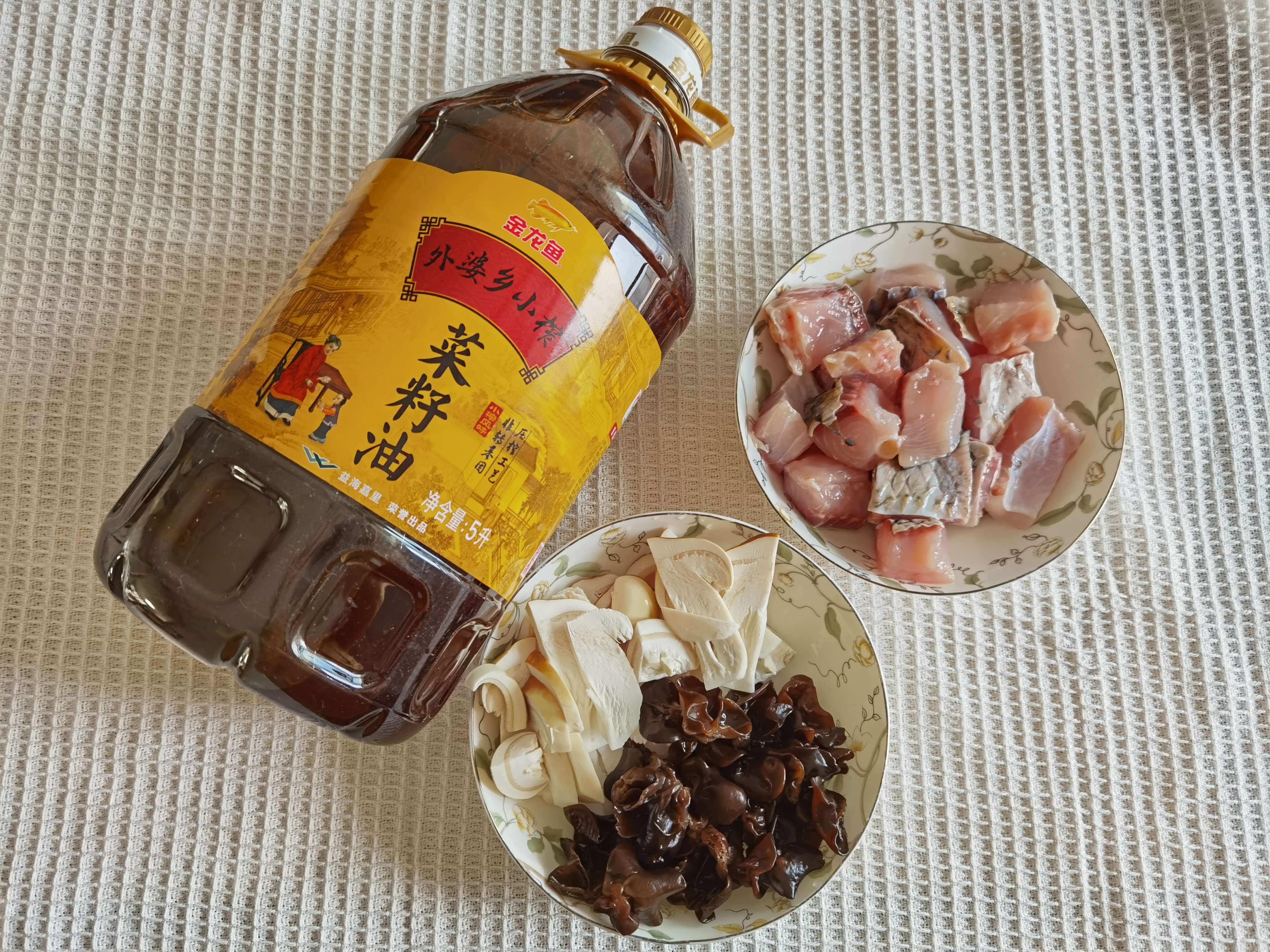 松茸木耳鱼块汤