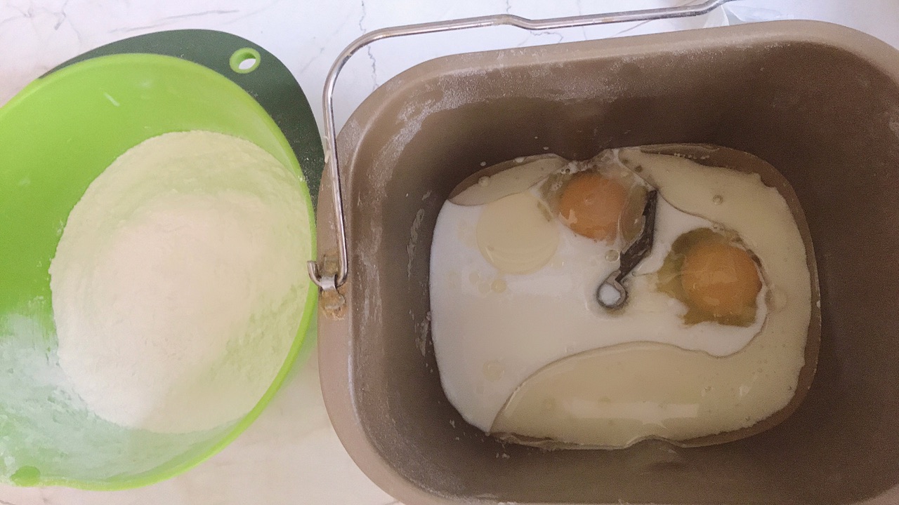 松软拉丝的牛奶小面包