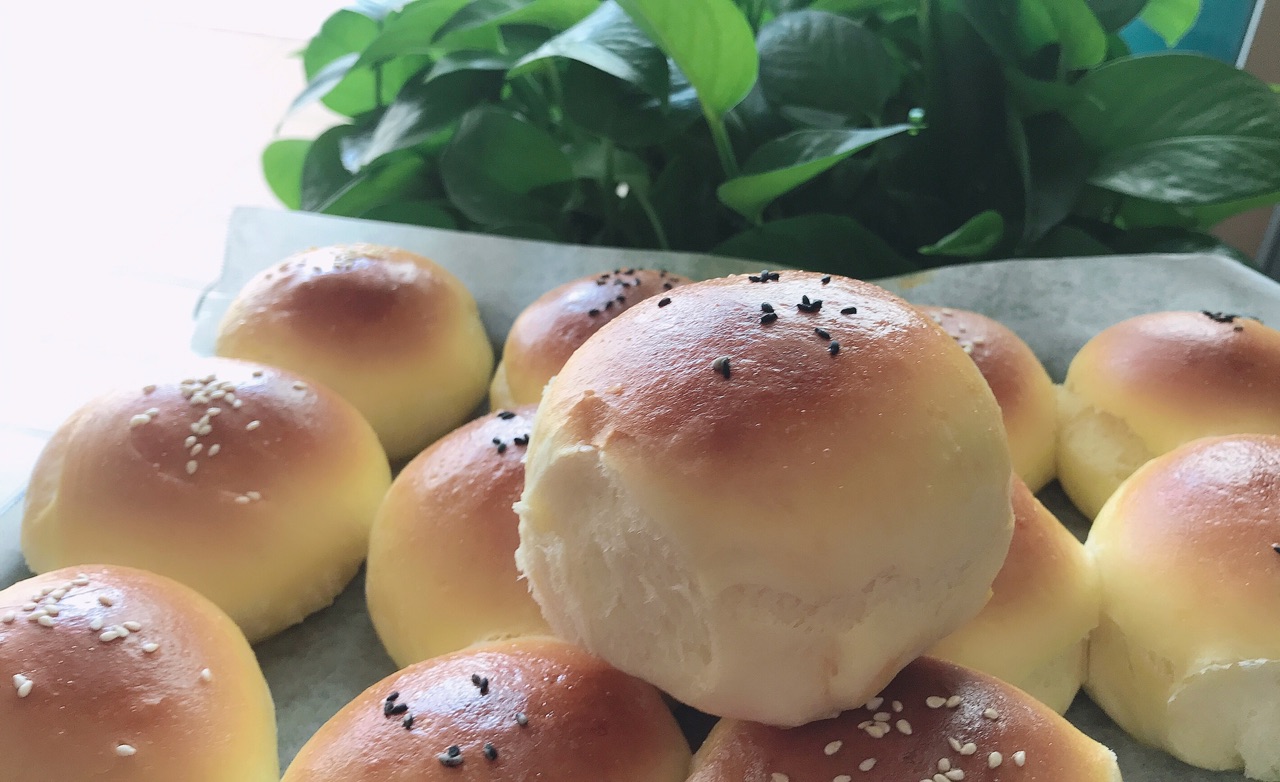 松软拉丝的牛奶小面包