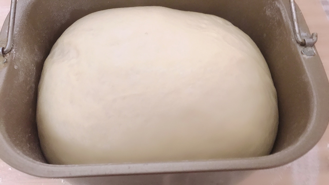 松软拉丝的牛奶小面包