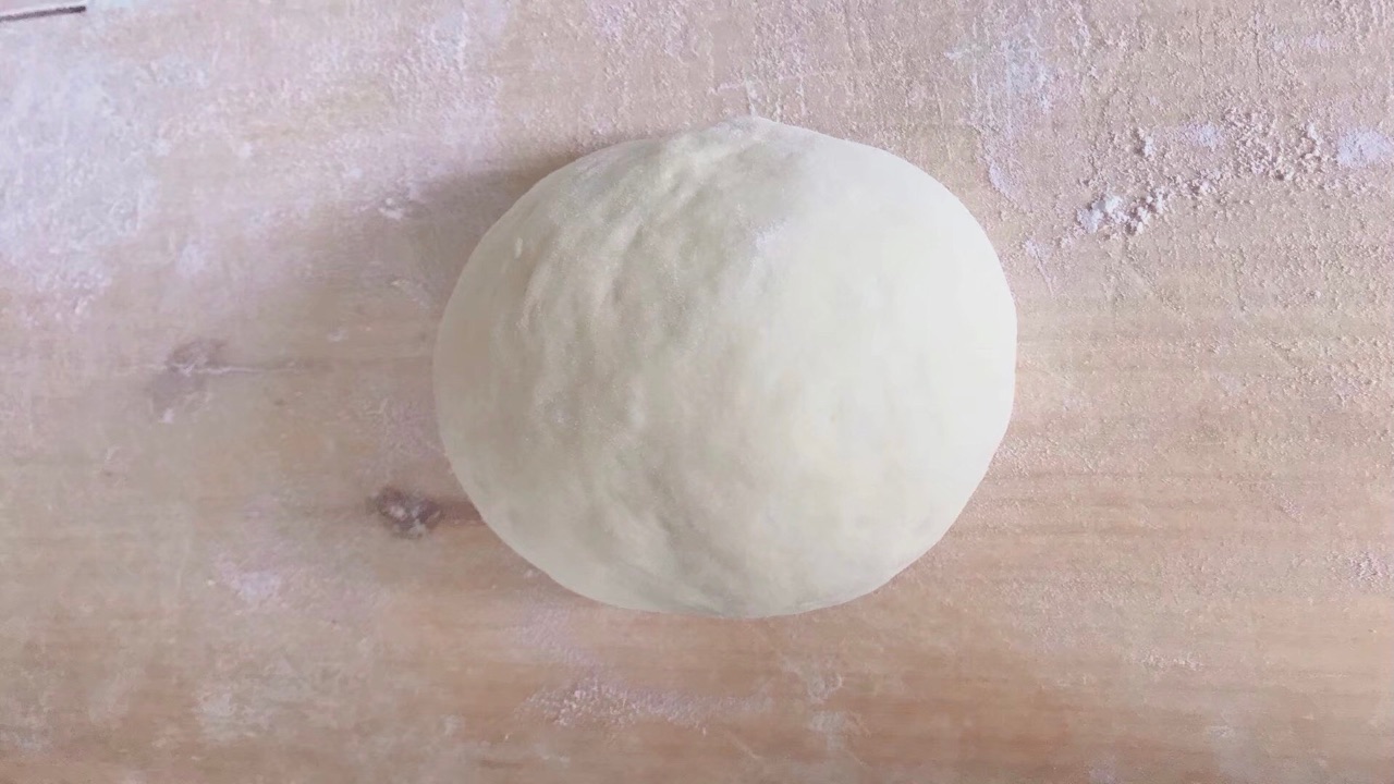 松软拉丝的牛奶小面包