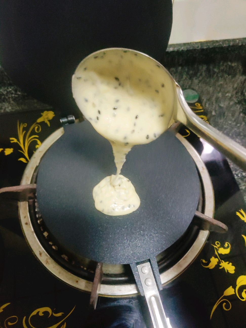 酥脆浓香黑芝麻蛋卷