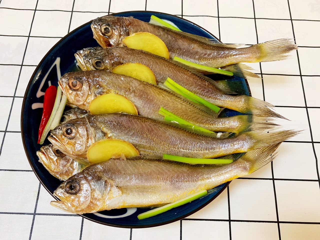 酥掉渣的干炸小黄鱼