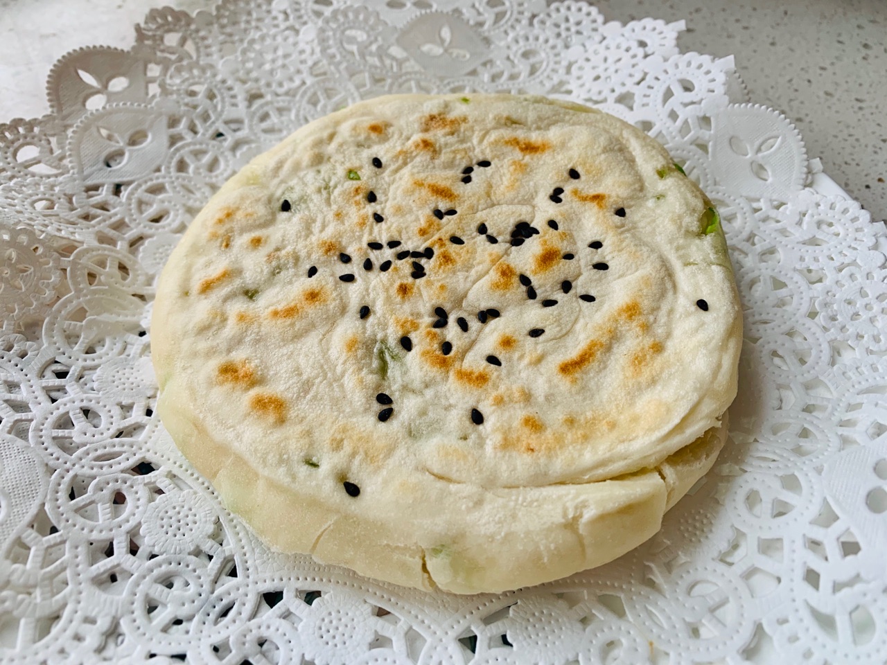 酥香松软的葱花发面饼