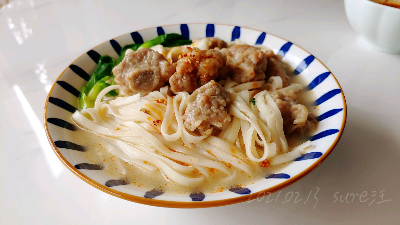 酥炸排骨饺子面