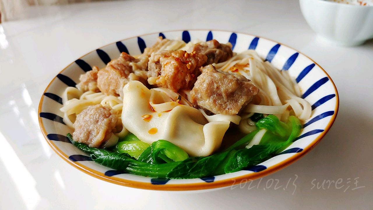 酥炸排骨饺子面