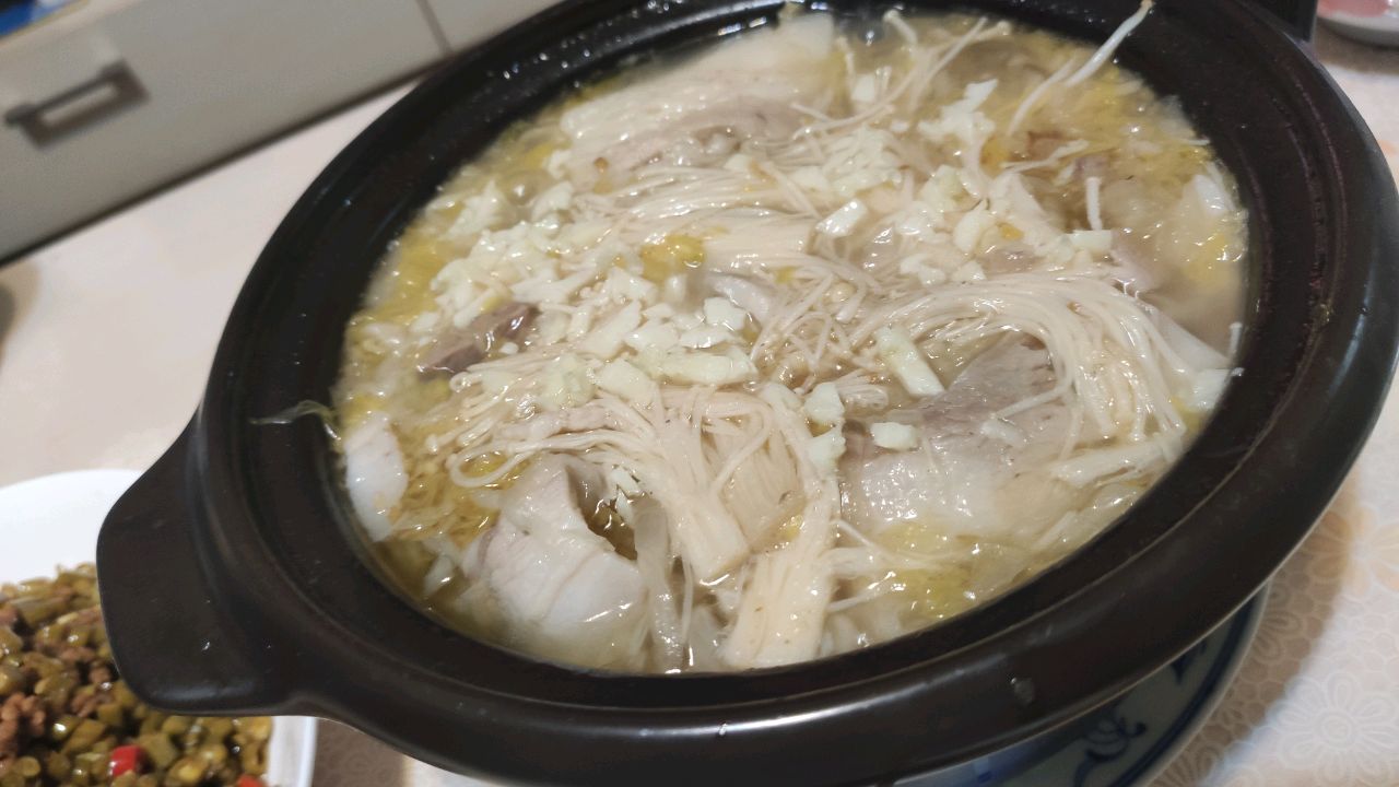 酸菜白肉锅