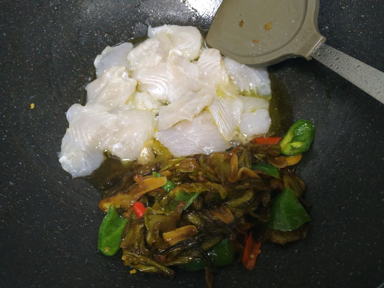 酸菜炒巴沙鱼柳