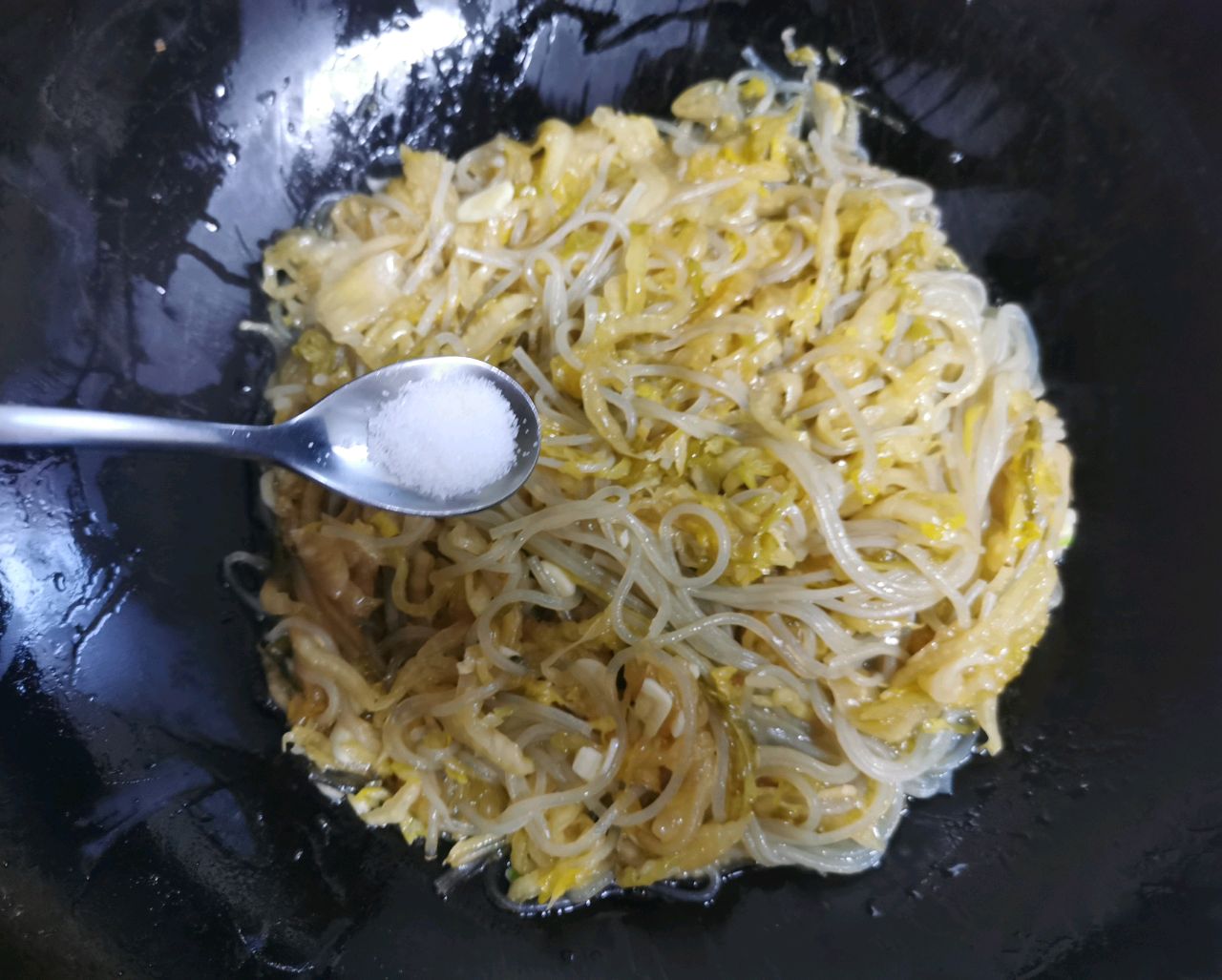 酸菜炒粉