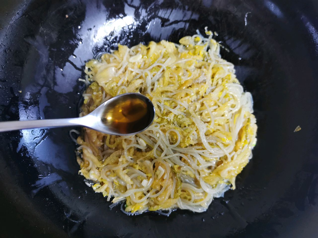 酸菜炒粉
