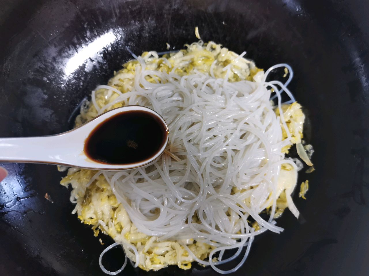 酸菜炒粉